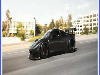 ياباني يشاهد سيارته الفيراري تحترق بعد ساعة من شرائها